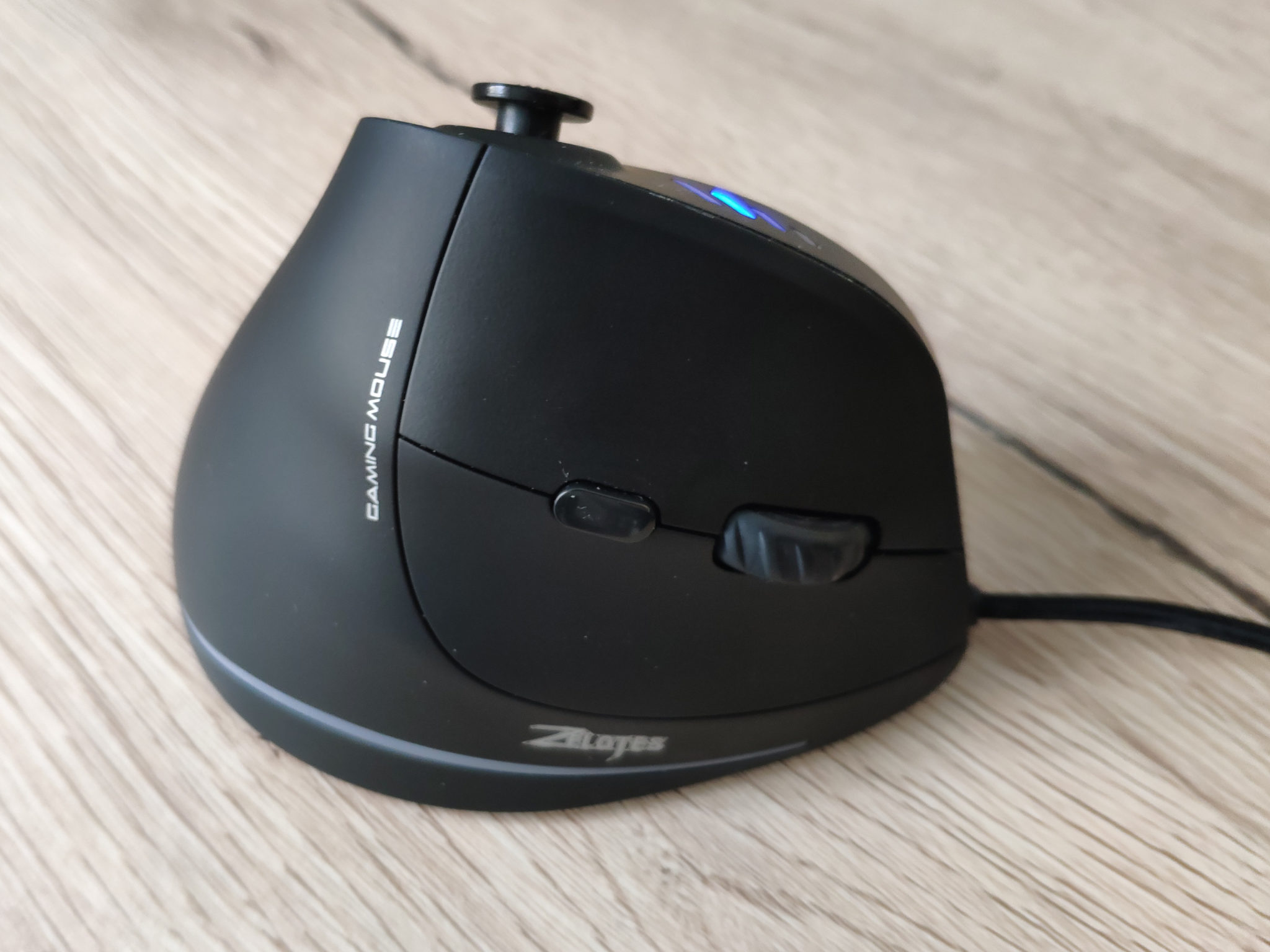 zelotes Vertikale Kabellose Maus mit Display,Bluetooth Maus mit 3200 DPI, Wiederaufladbar,7 Tasten mit USB-Empfänger,BT 5.0/3.0 2.4GHz,LED,Ergonomische Funkmaus für Laptop,PC,Tablets,Schwarz zelotes Vertikale Kabellose Maus mit Display,Bluetooth Maus mit 3200 DPI, Wiederaufladbar,7 Tasten mit USB-Empfänger,BT 5.0/3.0 2.4GHz,LED,Ergonomische Funkmaus für Laptop,PC,Tablets,Schwarz