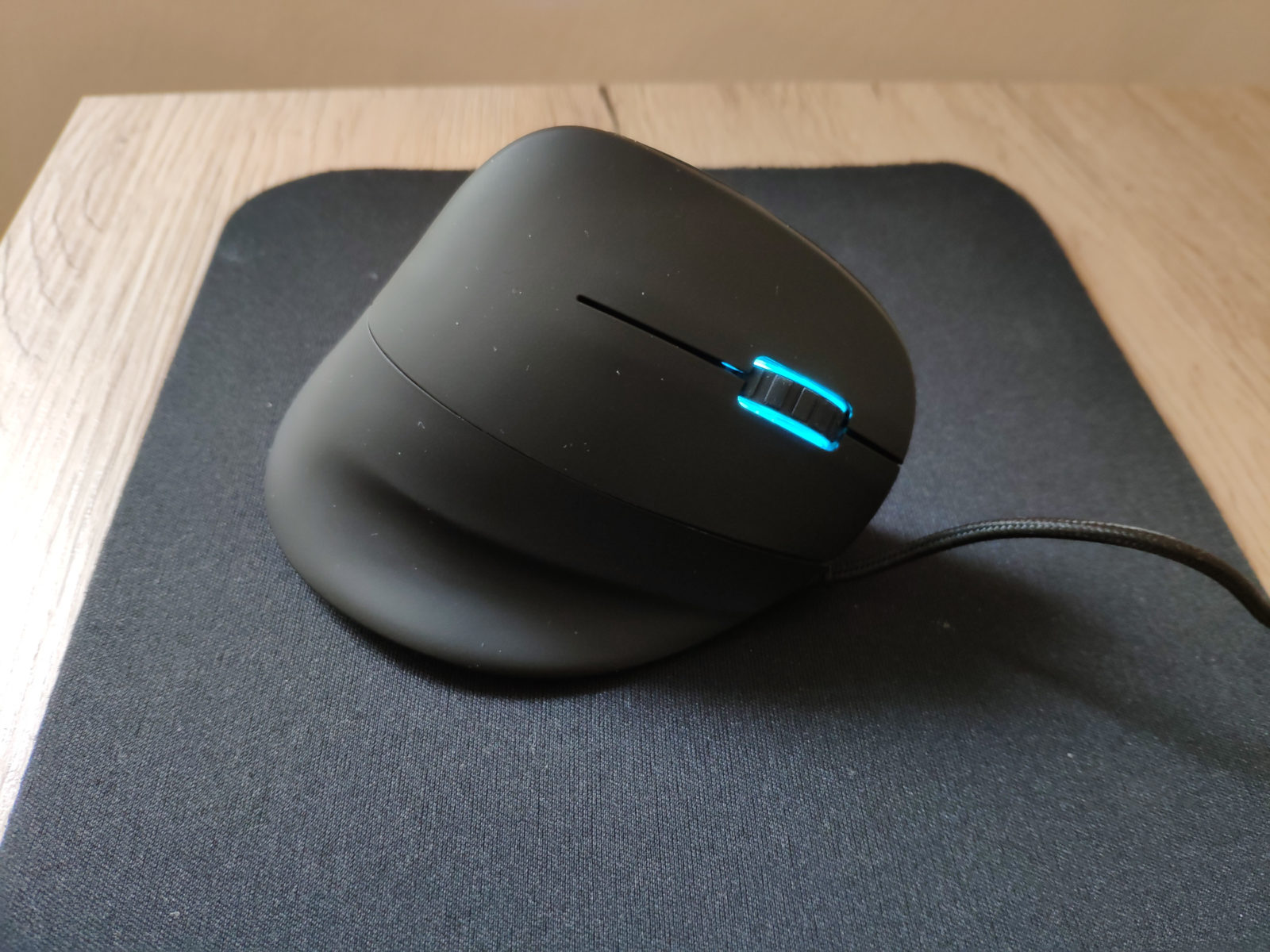 Vertikale Gaming-Maus von Trust im Oberflächen-Test